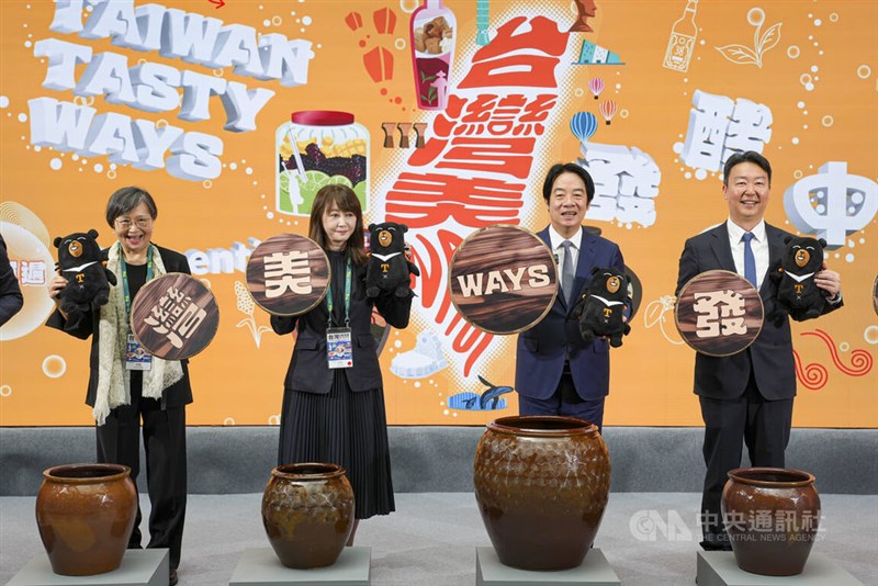 グルメの祭典「台湾美食展」の開幕式に出席する頼清徳総統（右2）＝2026年7月31日、中央社記者鄭清元撮影