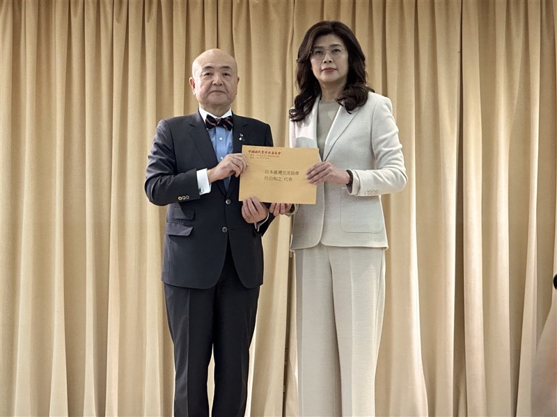日本台湾交流強化台北事務所の片山和之代表（左）と鄭麗文国民党主席