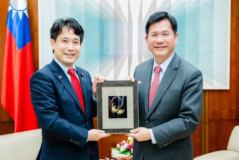 滝波宏文参院議員（左）と面会する林佳竜外交部長＝7月31日、台北市（外交部提供）
