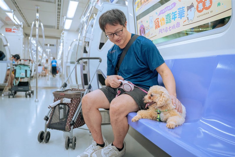 ペットフレンドリー列車で愛犬と乗車する男性＝桃園メトロ提供