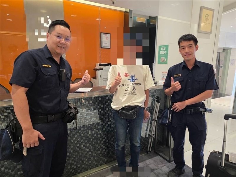 道に迷った日本人男性（中央）をホテルまで送り届ける台中市の警察官（台中市警提供）