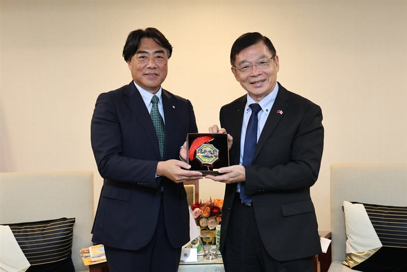 南部・台南市の姜淋煌（きょうりんこう）副市長（右）は3日、同市政府を訪問した静岡県沼津市の頼重秀一市長（左）と面会した（写真＝台南市政府提供）