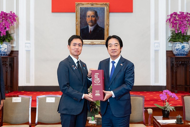 自民党青年局長の平沼正二郎衆院議員（左）に記念品を贈る頼清徳総統＝8月4日、台北市（総統府提供）