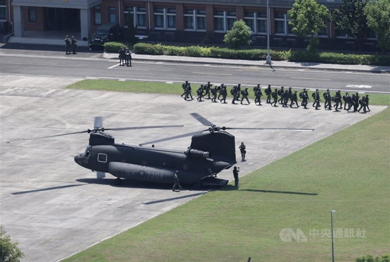 陸軍の輸送ヘリコプター「CH47SD」。増援部隊として南部から敵軍の攻撃を想定した北部の戦術位置に派遣される＝8月5日、高雄市