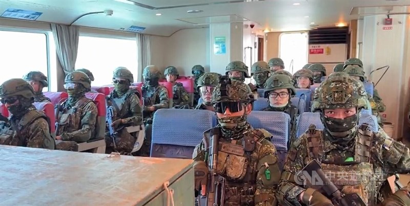 定例軍事演習の漢光演習で、台東県富岡港からフェリーで離島に移動する国軍兵士=2026年8月6日、中央社記者盧太城撮影