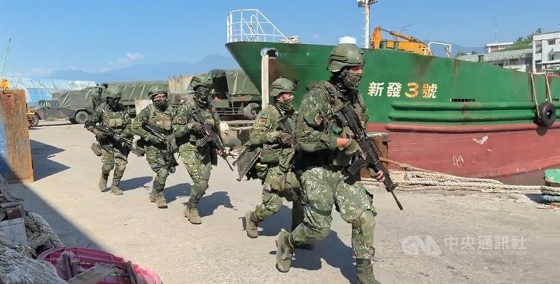 定例軍事演習の漢光演習で、敵の離島奪取に対抗するため出動した兵士＝2026年8月6日、中央社記者盧太城撮影