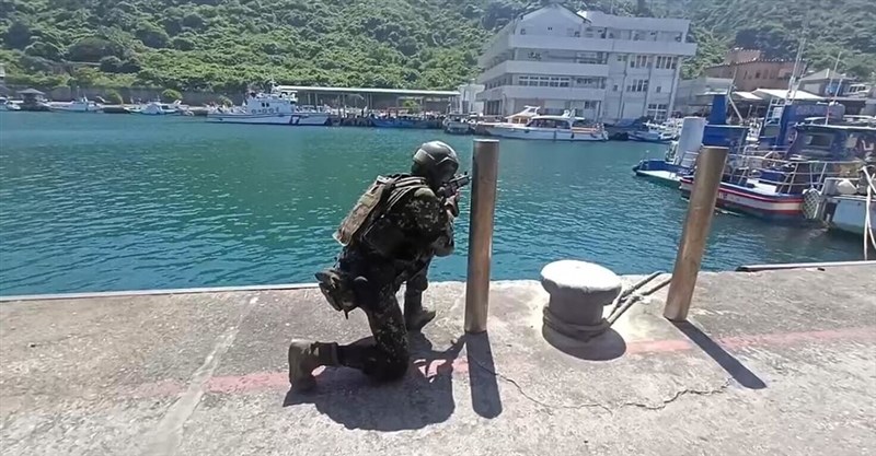 定例軍事演習の漢光演習で、台東県の離島、緑島で警戒に当たる国軍兵士=同島民提供