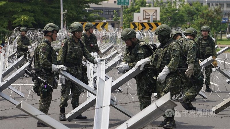 高雄国際空港近くの道路で、防衛のため、障害物を設置する工兵ら=2026年8月6日、中央社記者董俊志撮影