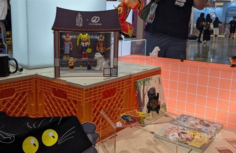 「クリエーティブエキスポ台湾」のブランド・ライセンス展で、展示されている人気アニメ映画「魔法おばあちゃん」の関連グッズ＝2026年8月6日、中央社記者王宝児撮影