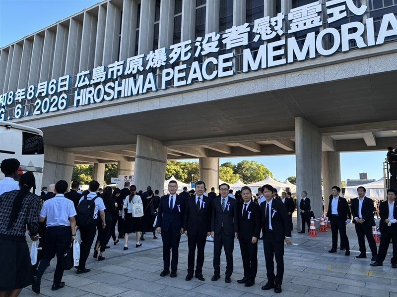 6日、広島市で開かれた平和記念式典に出席した李逸洋駐日代表（中央左から2人目）＝台北駐日経済文化代表処提供