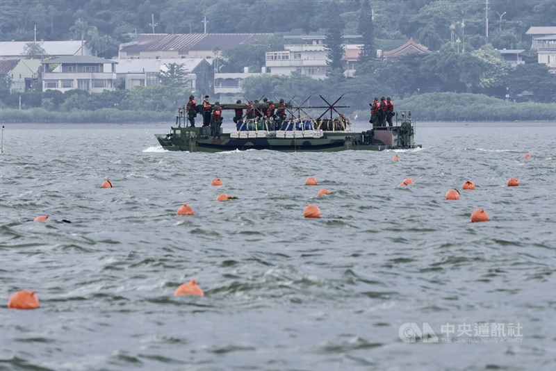 淡水河の河道に障害物を設置する陸軍の工兵部隊＝8月7日、新北市