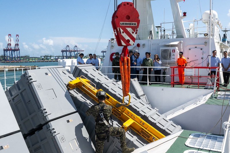 「漢光42号」実動演習の2日目に巡視船「八里艦」に乗艦した頼清徳総統（緑色のジャケットの男性）＝8月6日、新北市