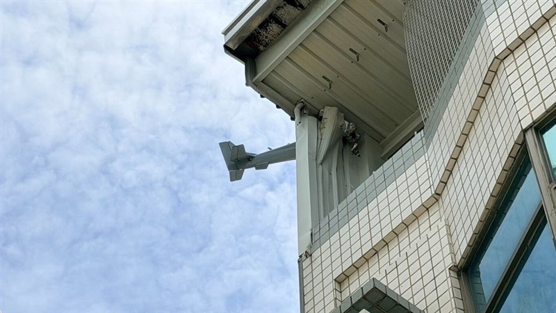 機体の半分が空中に引っかかったラジコン飛行機＝市民提供