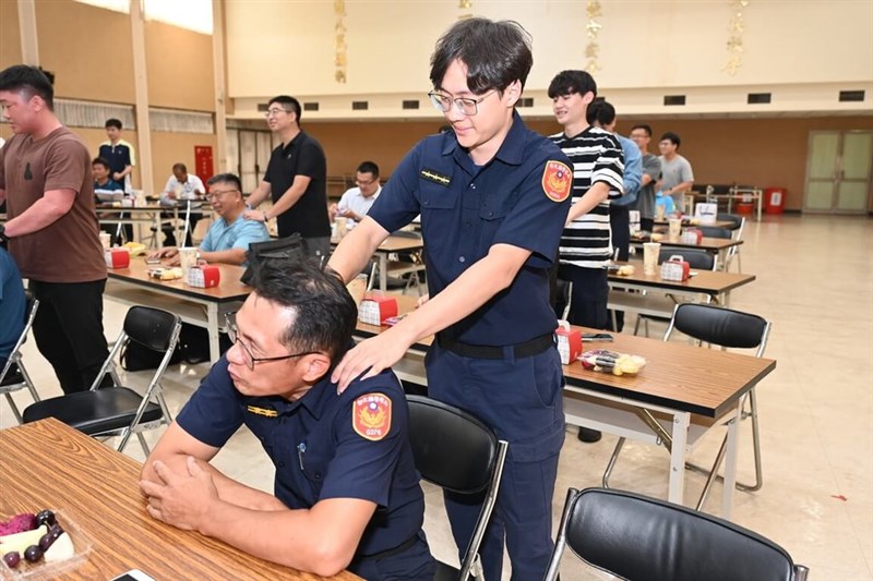 彰化県警察局が8日の父の日に合わせて開いたイベントに参加した警察官の親子＝同警察局提供