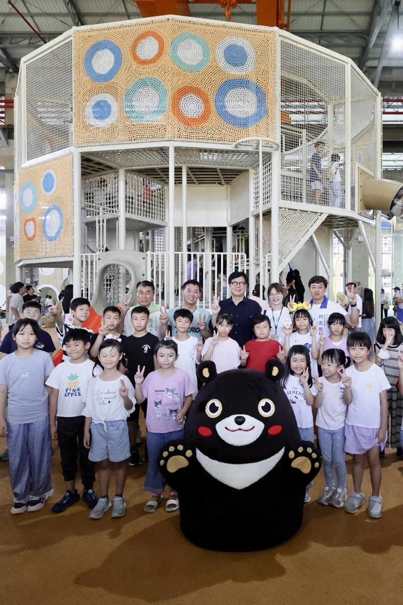 旧車両工場を改修した「高雄親子遊楽園区」のオープンを喜ぶ子どもたちや陳其邁高雄市長（最後列右から3人目）＝8月8日、高雄市