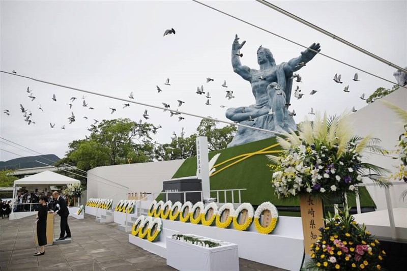 長崎県長崎市の平和公園で9日に営まれた「長崎原爆犠牲者慰霊平和祈念式典」（共同通信社提供）