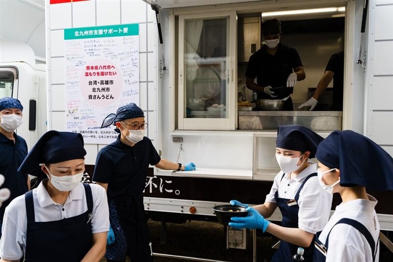 熊本地震の被災地で炊き出しを行う「資さんうどん」の職員ら（高雄市政府提供）
