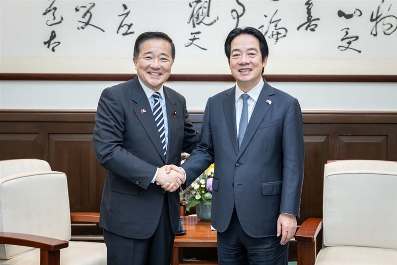長島昭久衆院議員（左）と握手を交わす頼清徳総統＝8月11日、台北市（総統府提供）