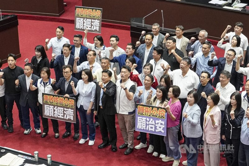 犯罪などへのむち打ち刑の導入や「原発ゼロ」政策廃止を訴える国民党の立法委員ら＝8月14日、台北市