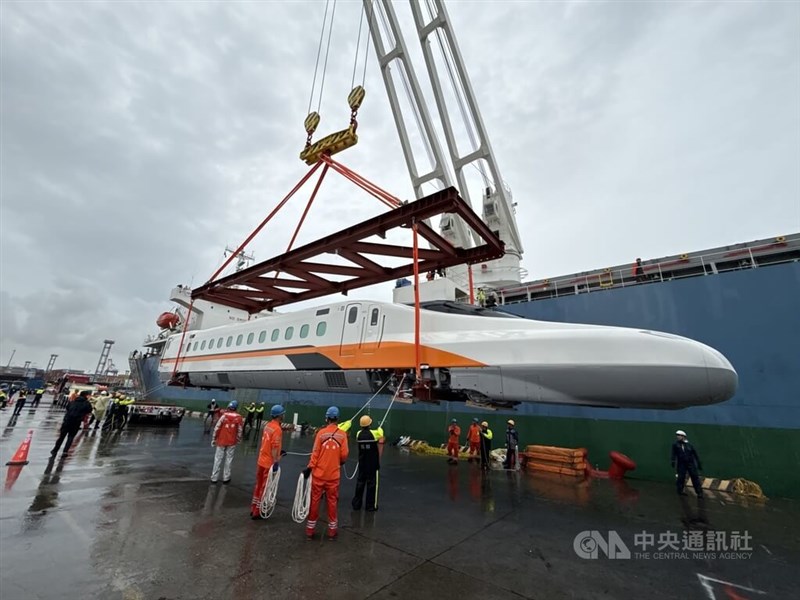 高雄港に到着した台湾高速鉄道の新型車両「N700ST」＝2026年8月15日、中央社記者董俊志撮影