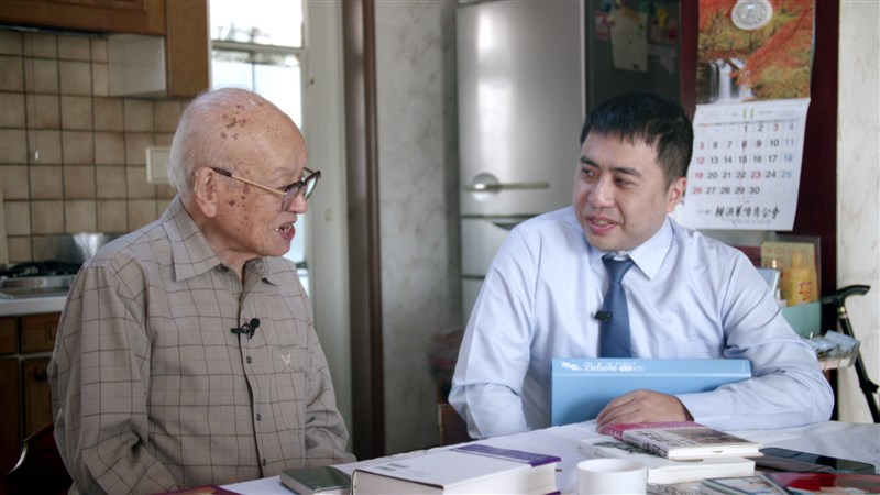 シベリア抑留を経験した台湾人元日本兵の呉正男さん（左）と、祖父の陳以文さんがシベリア抑留を経験した陳力航さん＝©多面向影像工作室