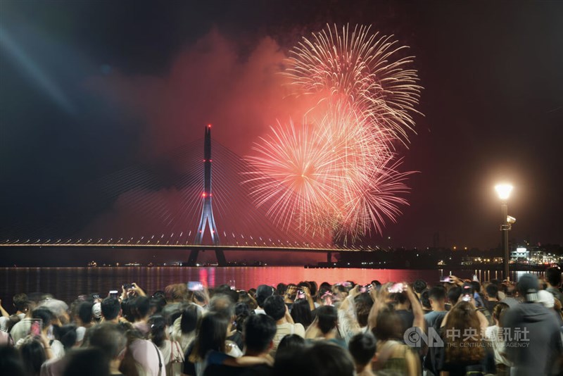 淡江大橋の後ろで打ち上げられた花火＝2026年8月17日、中央社記者徐肇昌撮影