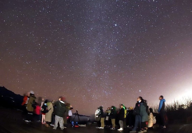 星空を観賞する人たち＝嘉義市天文協会提供