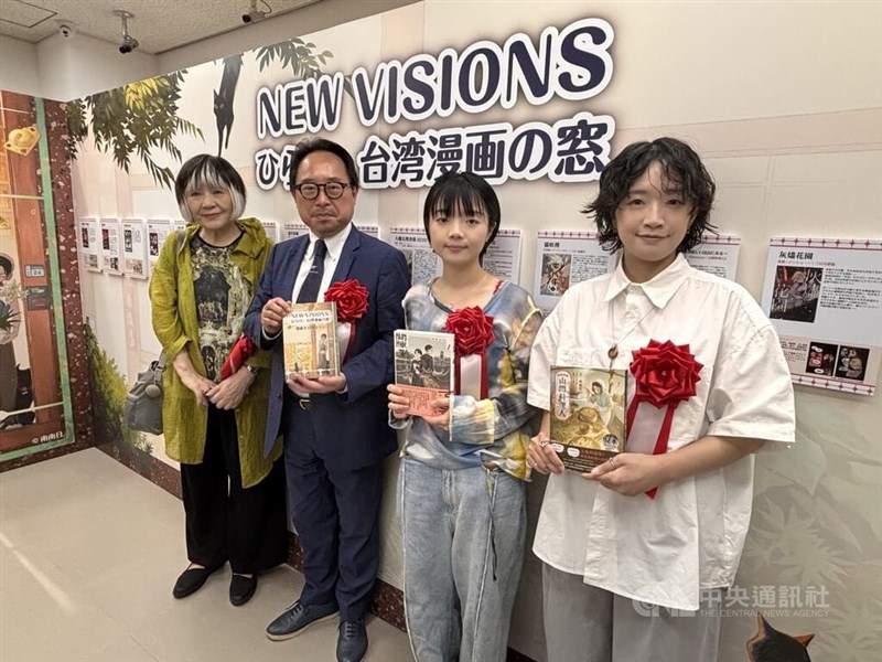 「NEW VISIONS ひらけ、台湾漫画の窓」のオープニングセレモニーに出席した（左から）日本漫画家協会理事長の里中満智子さん、台湾文化センター長の曽鈐竜さん、漫画家の高妍さん、南南日さん＝8月18日、東京