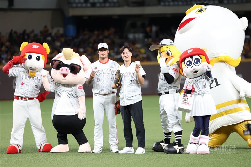 台湾プロ野球、味全ドラゴンズ対中信兄弟戦で始球式を務めたソフトバンクOBの和田毅さん（右）＝2026年8月19日、中央社記者張新偉撮影