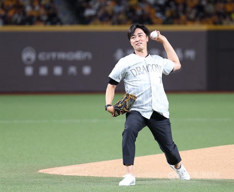 台北ドームで投球するソフトバンクOBの和田毅さん＝2026年8月19日、中央社記者張新偉撮影