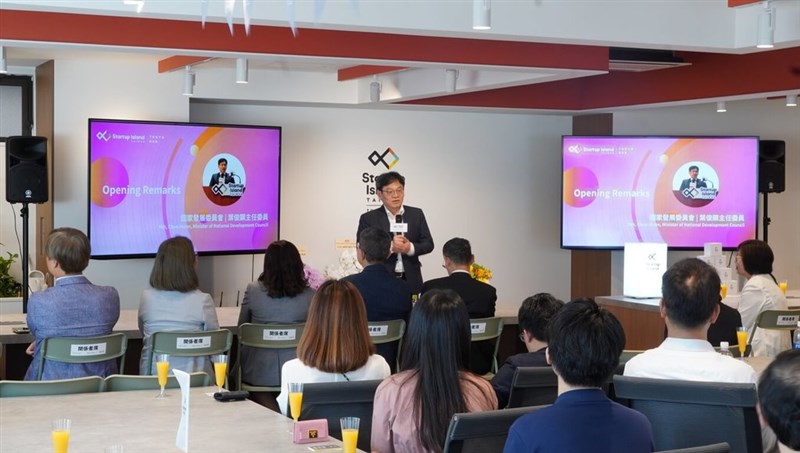「Startup Island TAIWAN Tokyo Hub」の移転を記念する式典であいさつをする国家発展委員会の葉俊顕主任委員＝8月20日、東京（国家発展委員会提供）