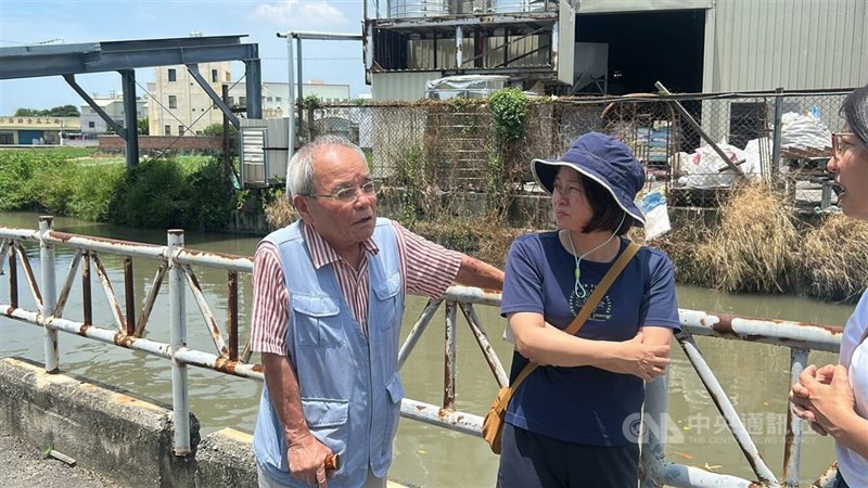 日本統治時代、製糖所で働いていた父親が用水路で魚釣りをしていたと思い出を語る台湾生まれの男性（左）＝中央社記者呉哲豪撮影