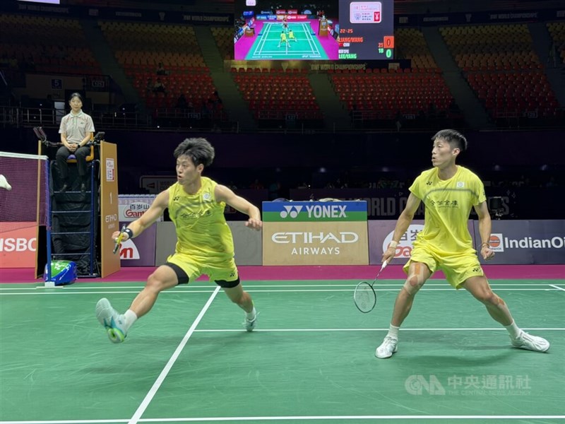 世界選手権で初銅メダルを手にした李哲輝（左）楊博軒組＝8月22日、インド・ニューデリー