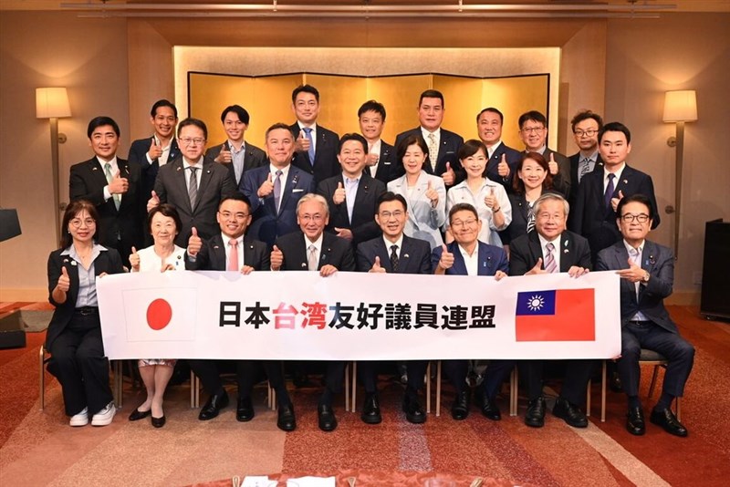 意見交換会でポーズを決める台湾と日本の国会議員＝8月24日、東京（立法院提供）
