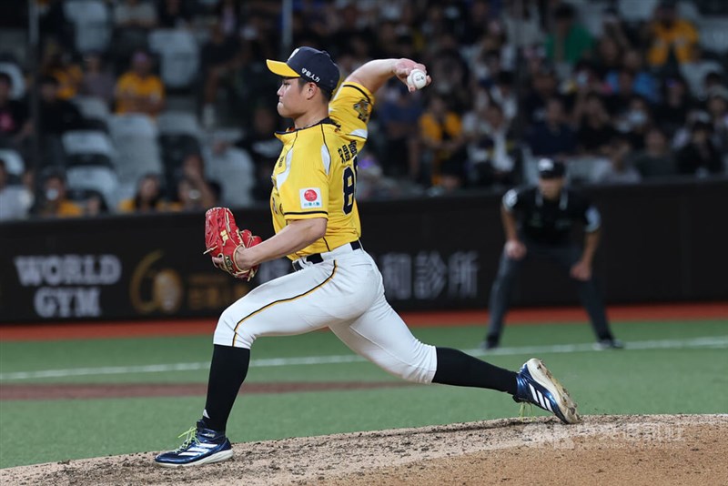 九回に登板し1イニングを無失点に抑えた中信ブラザーズの宋晟睿=8月25日、台北市