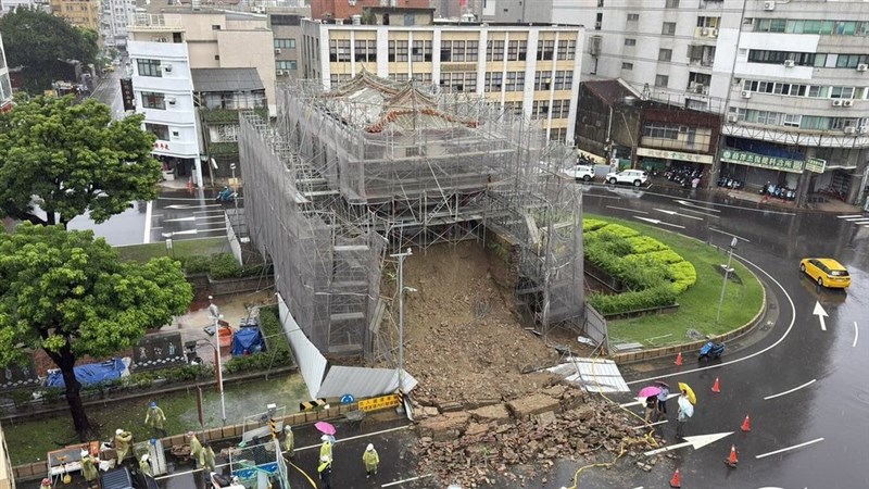 24日早朝、崩落した台南市東区の大東門＝台南市政府提供