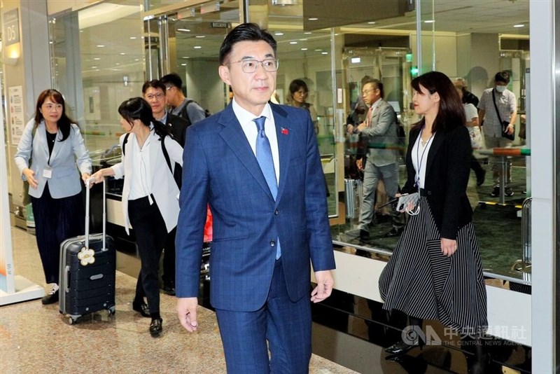 訪日を終えて帰国した立法院の江啓臣副院長(手前)=8月26日、桃園国際空港