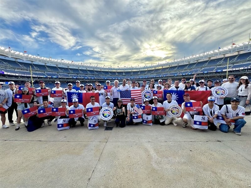 ヤンキースタジアムでの「タイワニーズデー」の参加者＝8月26日、ニューヨーク（北米洲台湾商会聯合総会提供）