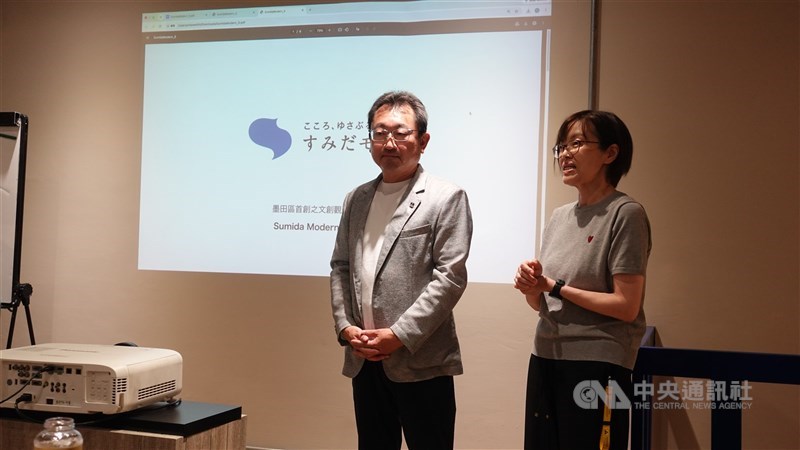墨田区が推進する「すみだモダン」の取り組みを紹介する墨田区産業観光部産業振興課の石岡克己課長(中央)=2026年8月9日