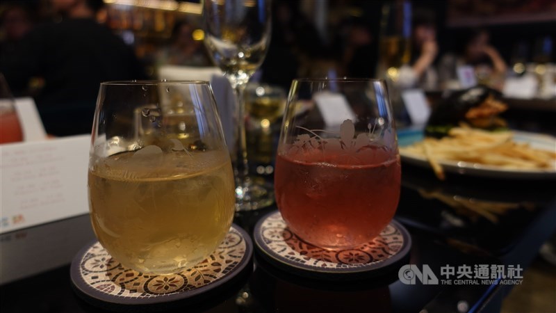 「玻璃匠山田硝子」が台南のビストロ「酣呷餐酒」とコラボした「花切子」グラスで振る舞われたオリジナルカクテル=2026年8月9日、中央社撮影