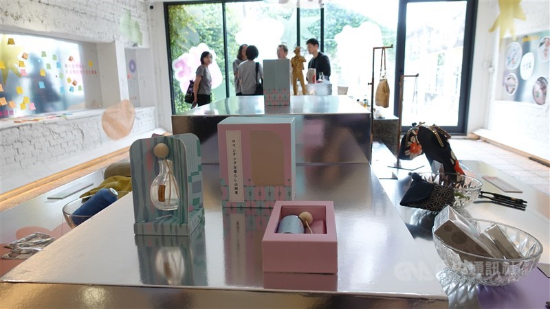 台南市の文化施設「藍晒図文創園区」で開催中の台南と墨田の生活交流展「甜・慢熱」＝2026年8月9日