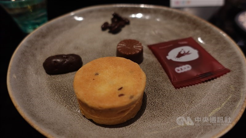 墨田区の「ショコラティエ川路」と台南の「漢菓方」(ハングォファン)によるスイーツプレート=2026年8月9日