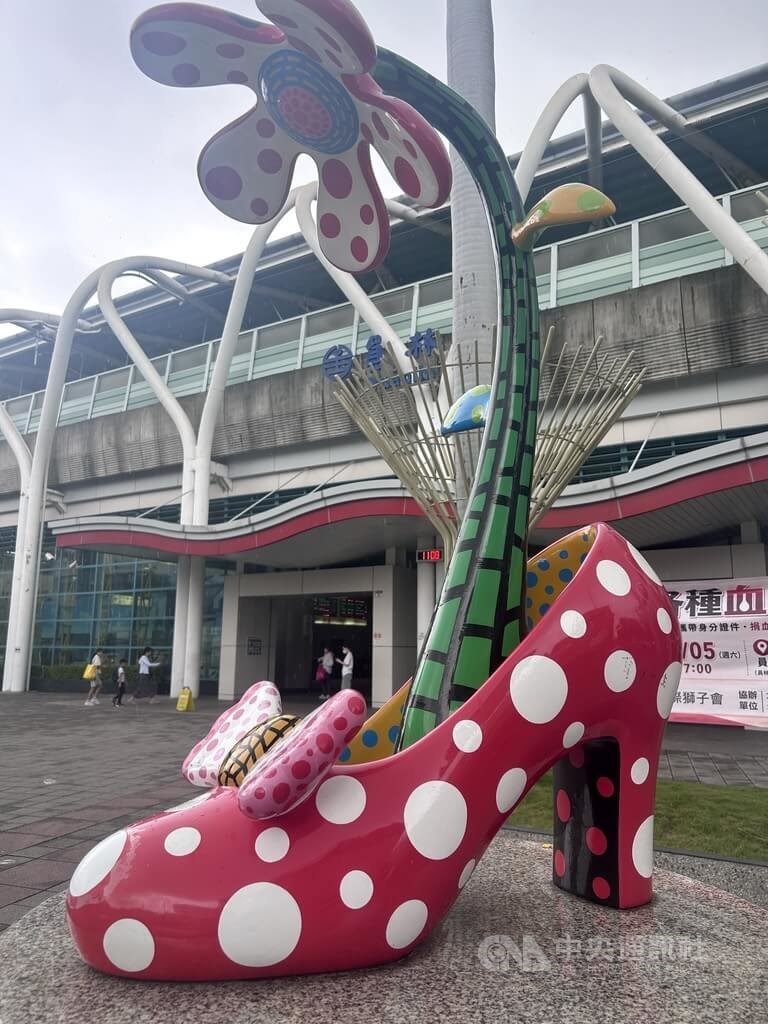 台鉄員林駅前のパブリックアート「ハイヒールでボーイフレンドに会いに行く」＝8月27日、彰化県