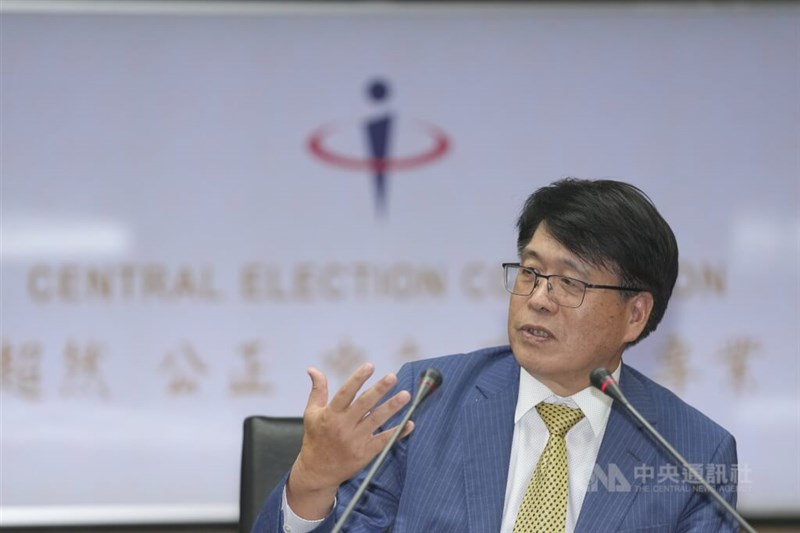 国民投票案3件の審査結果について説明する中央選挙委員会の游盈隆主任委員＝8月28日、台北市