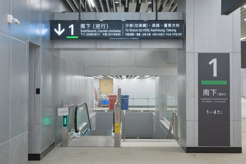 台南地下駅に設置された案内表示。南下(下り)方面はグリーンで色分けしている=2026年8月29日、中央社記者黄巧雯撮影
