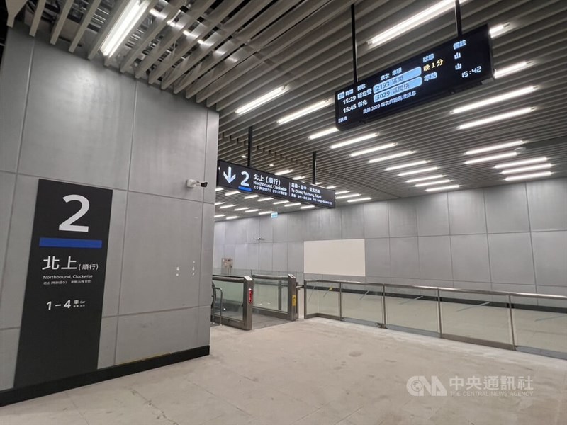 台南地下駅に設置された新しい案内表示。北上(上り)方面はブルーで色分けしている=2026年8月29日、中央社記者黄巧雯撮影