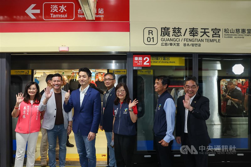 台北メトロ信義線の延伸区間の広慈／奉天宮駅で30日、開通式典が行われた。台北市の蔣万安市長（左から3人目）と台北市議会の戴錫欽議長（同2人目）ら来賓が、ホームで試乗を待つ様子＝中央社記者王騰毅撮影