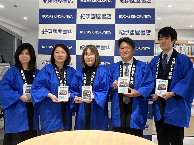「旅して学ぶ台湾」の刊行を記念したトークイベントに出席した著者5人（台湾文化センター提供）
