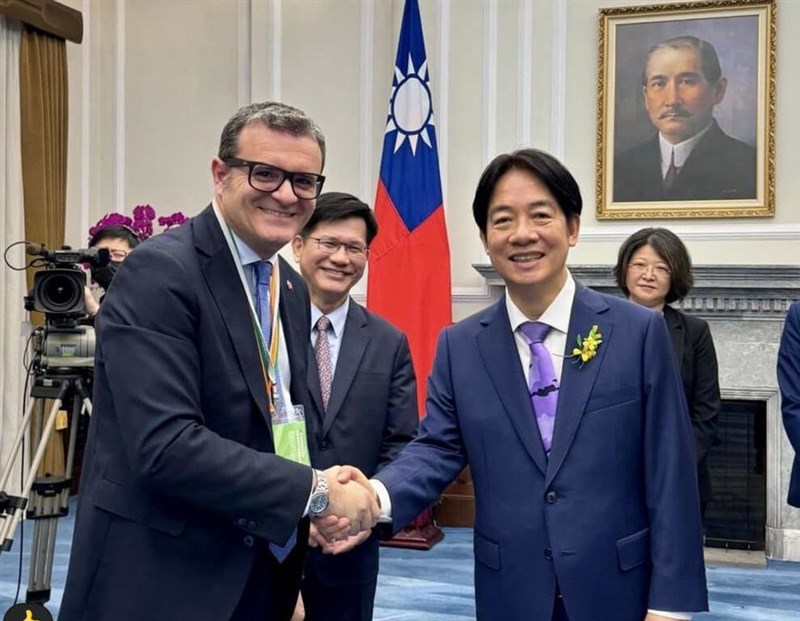 イタリアのジャン・マルコ・チェンティナイオ上院副議長（左）と頼清徳総統（右）＝2024年撮影、チェンティナイオ氏事務所提供