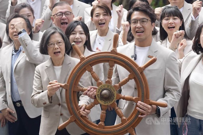 民進党の台北市長選挙公認候補に選出された沈伯洋氏（手前中央右）の立候補届け出に同行した蔡英文前総統（同左）＝9月2日、台北市